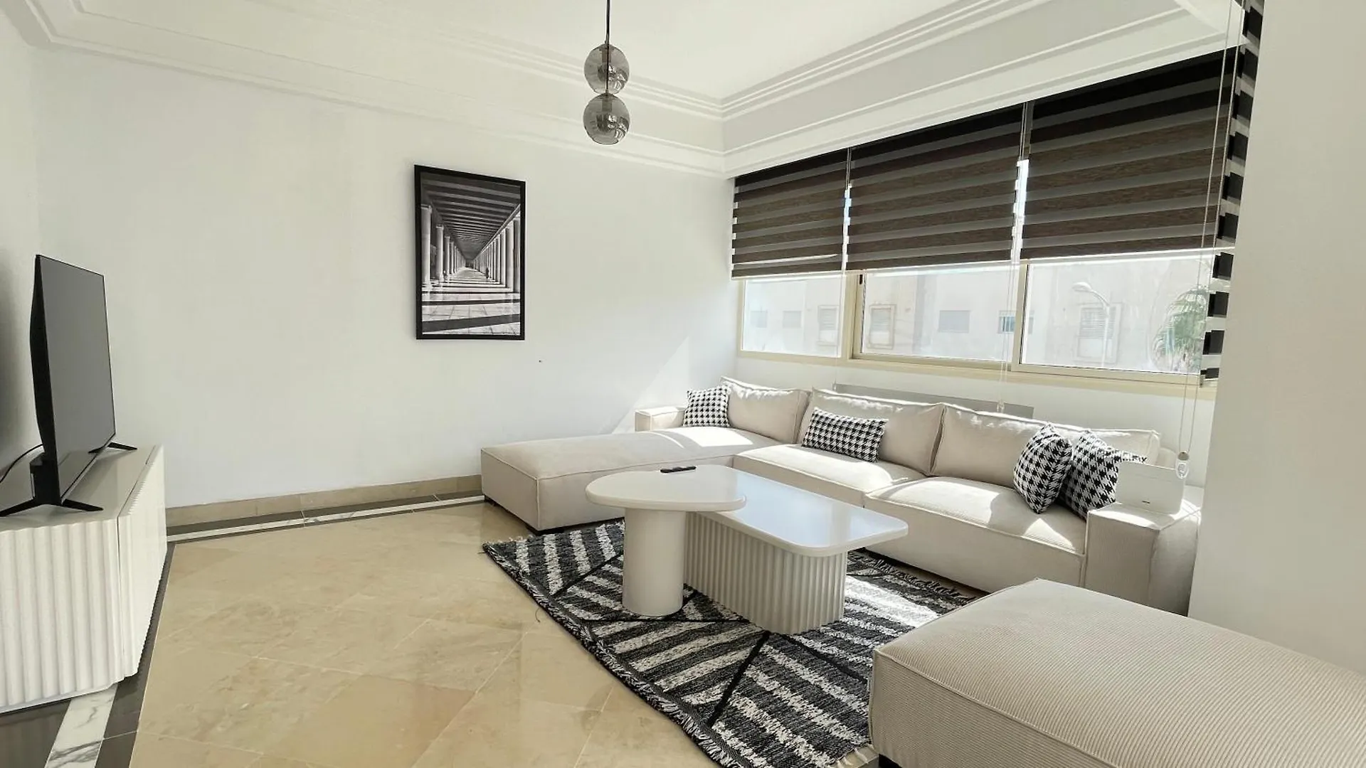 Black White: Modern Spacious تونس