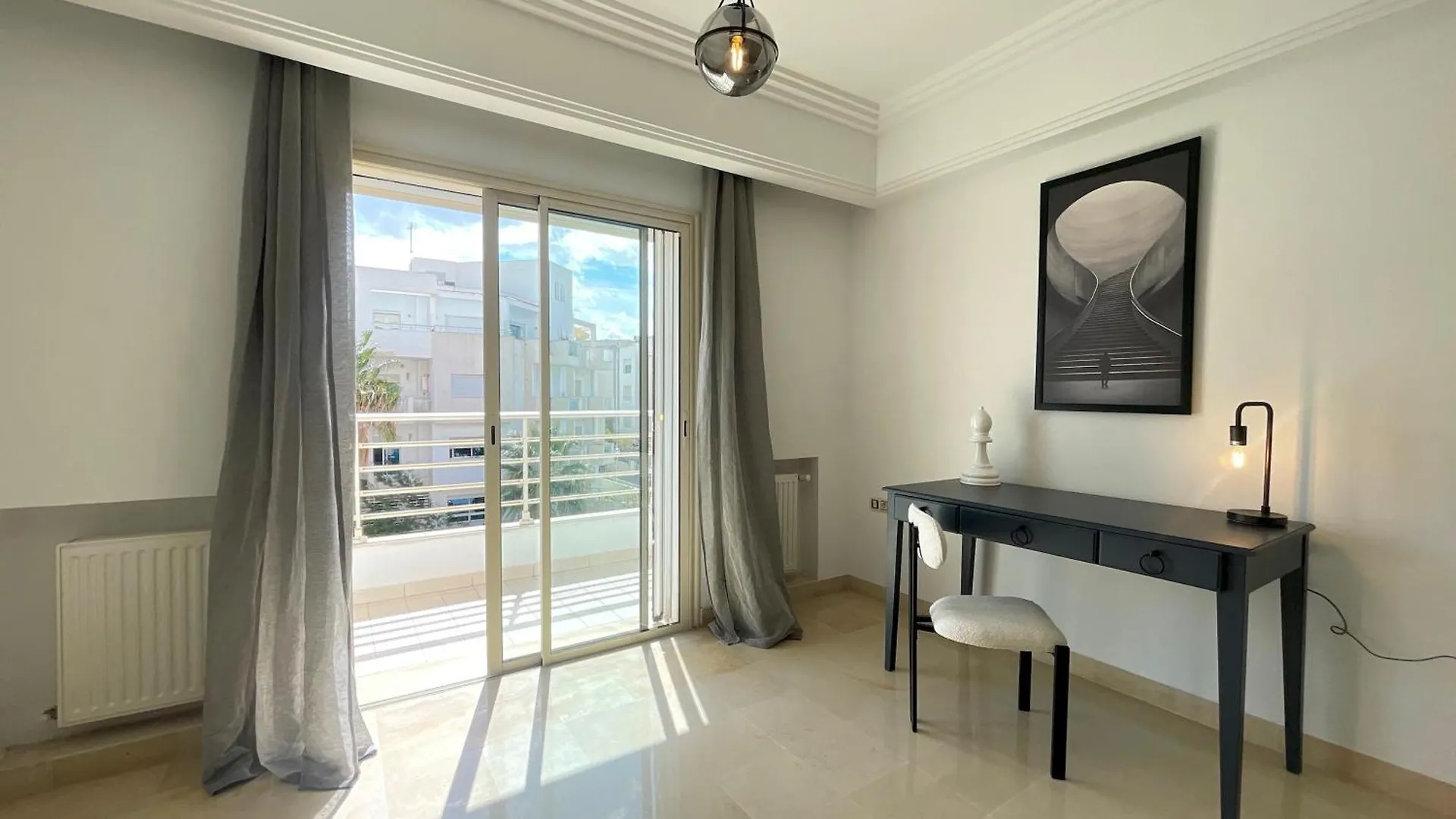 Apartment Black White: Modern Spacious Sukrah