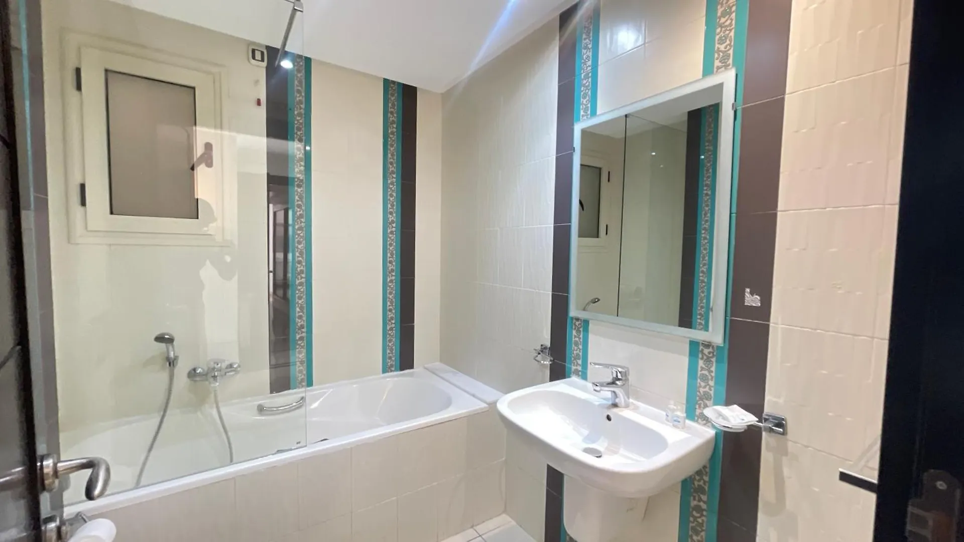 Apartment Black White: Modern Spacious Sukrah Tunisia
