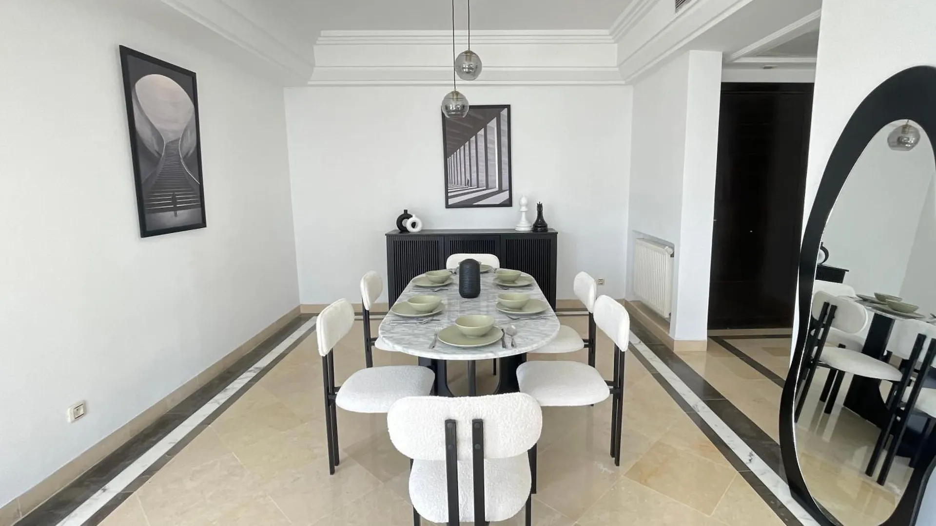 Black White: Modern Spacious تونس تونس