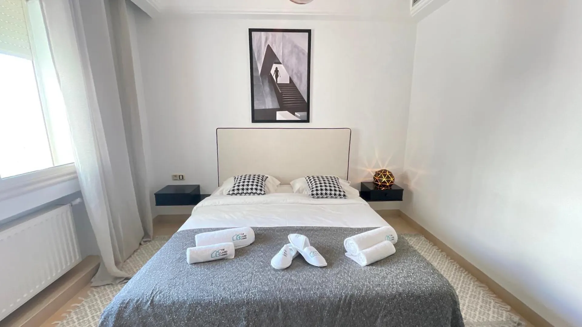 Black White: Modern Spacious تونس 0*,
