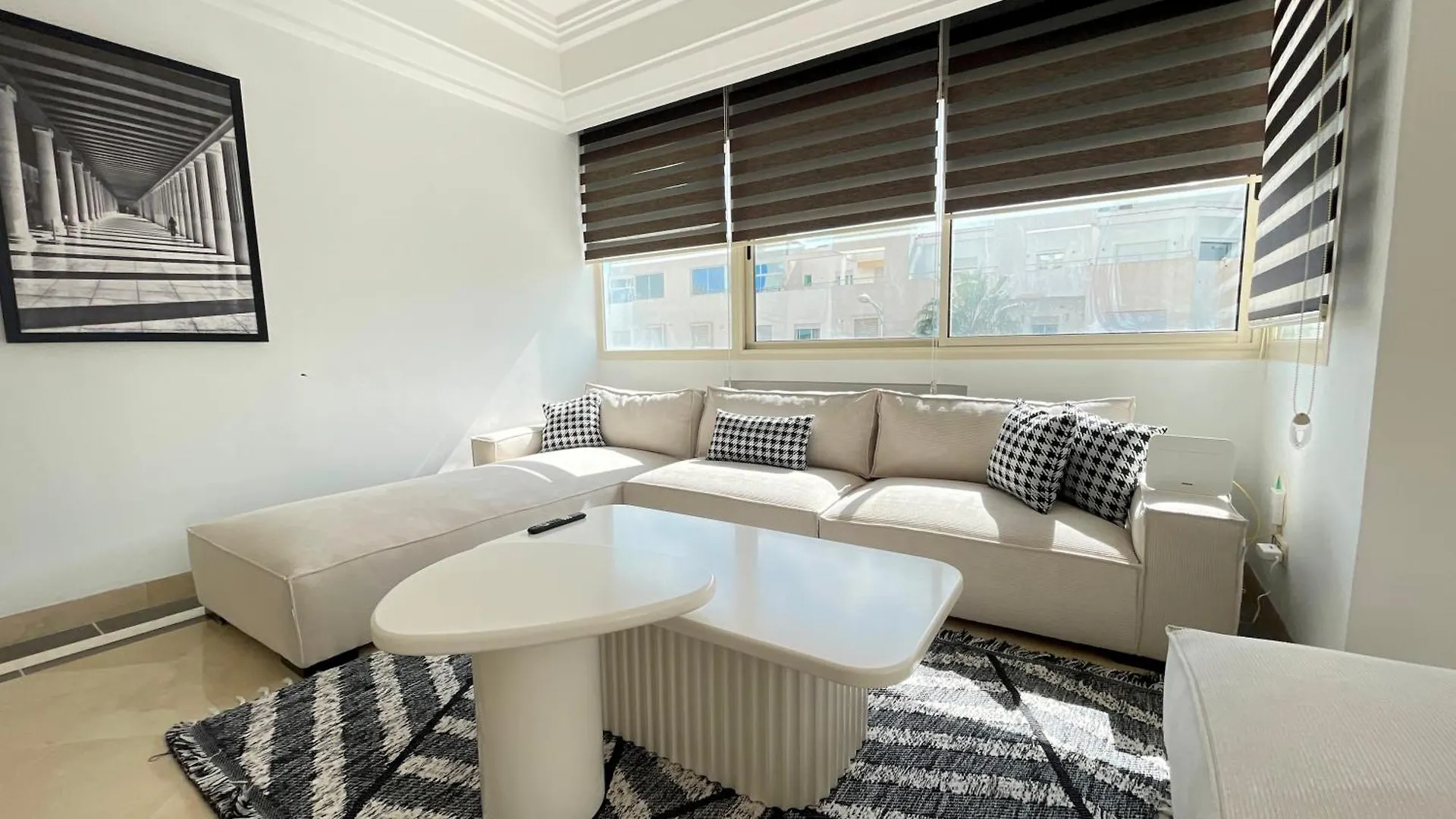 شقة Black White: Modern Spacious تونس