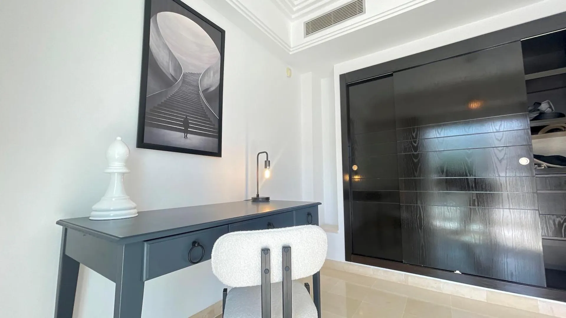 Black White: Modern Spacious Sukrah Apartment