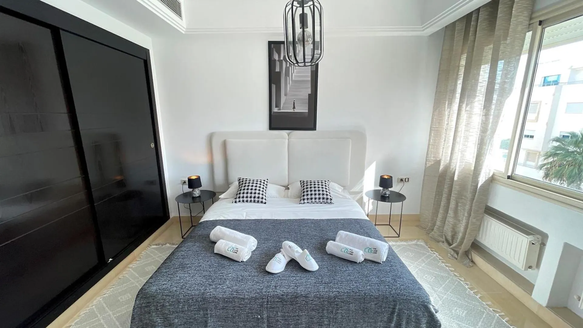 Black White: Modern Spacious تونس